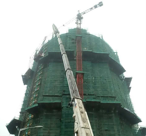 杜集吊车在工地上作业
